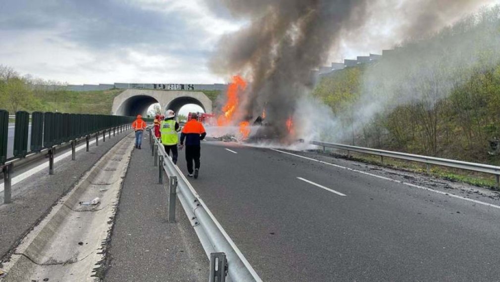 Un camion a luat foc pe autostradă. Cum s-a salvat șoferul?