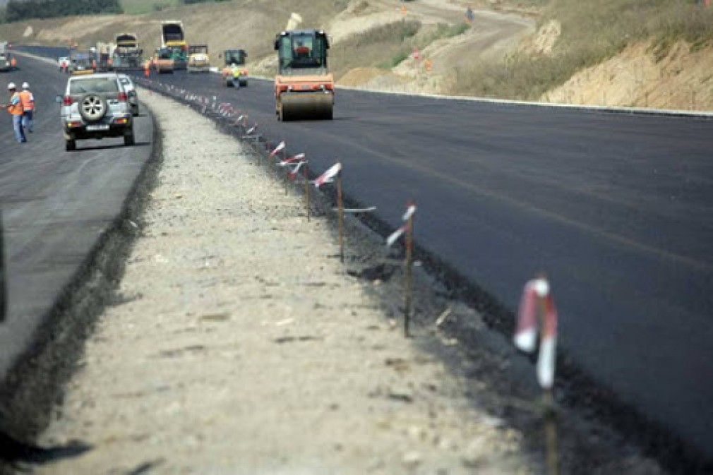 VIDEO Autostrăzile, construite cu materiale din Occident: 80% din bitum e din Bulgaria și Serbia