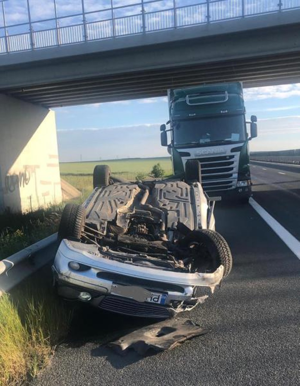 Un autoturism a acroșat un camion pe autostrada Deva - Nădlac. Șoferul a murit
