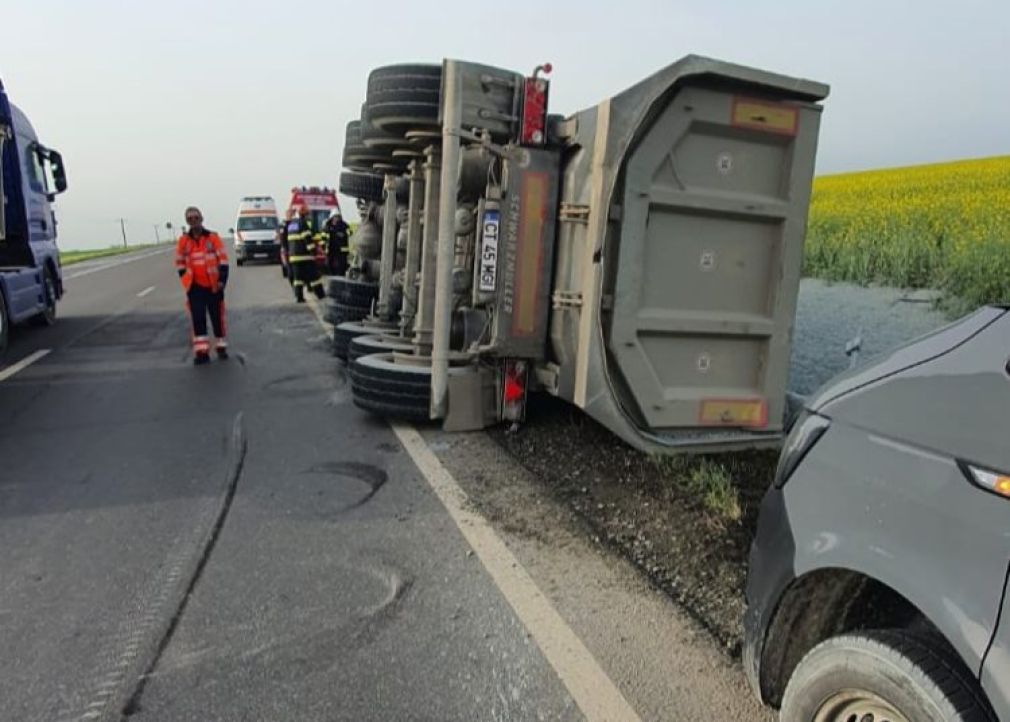 S-a răsturnat un camion cu pietriș