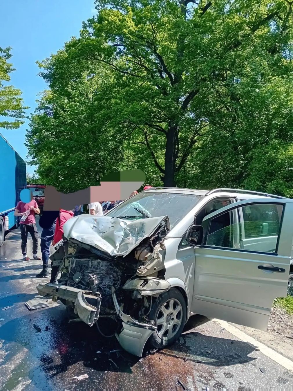 Un șofer de camion a depășit neregulamentar. O șoferiță a fost lovită