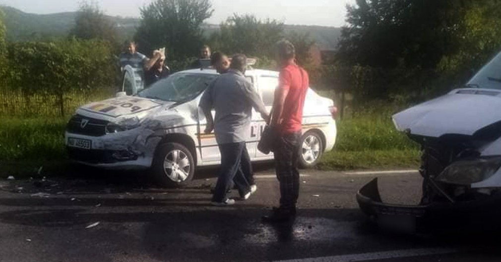 Un șofer din Buzău a vrut să evite radarul și a intrat în mașina poliției. Doi polițiști, răniți