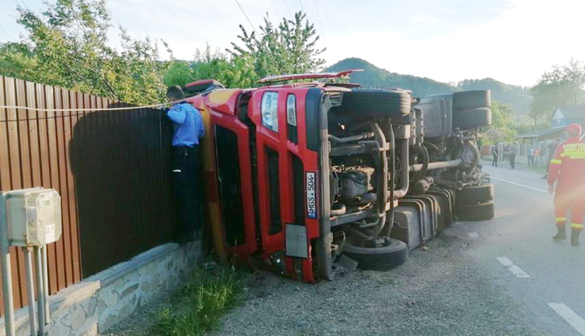 Șofer ucrainean, încarcerat după răsturnarea unui camion în Neamț