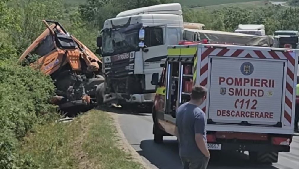Două camioane s-au ciocnit în apropierea unei treceri de tren