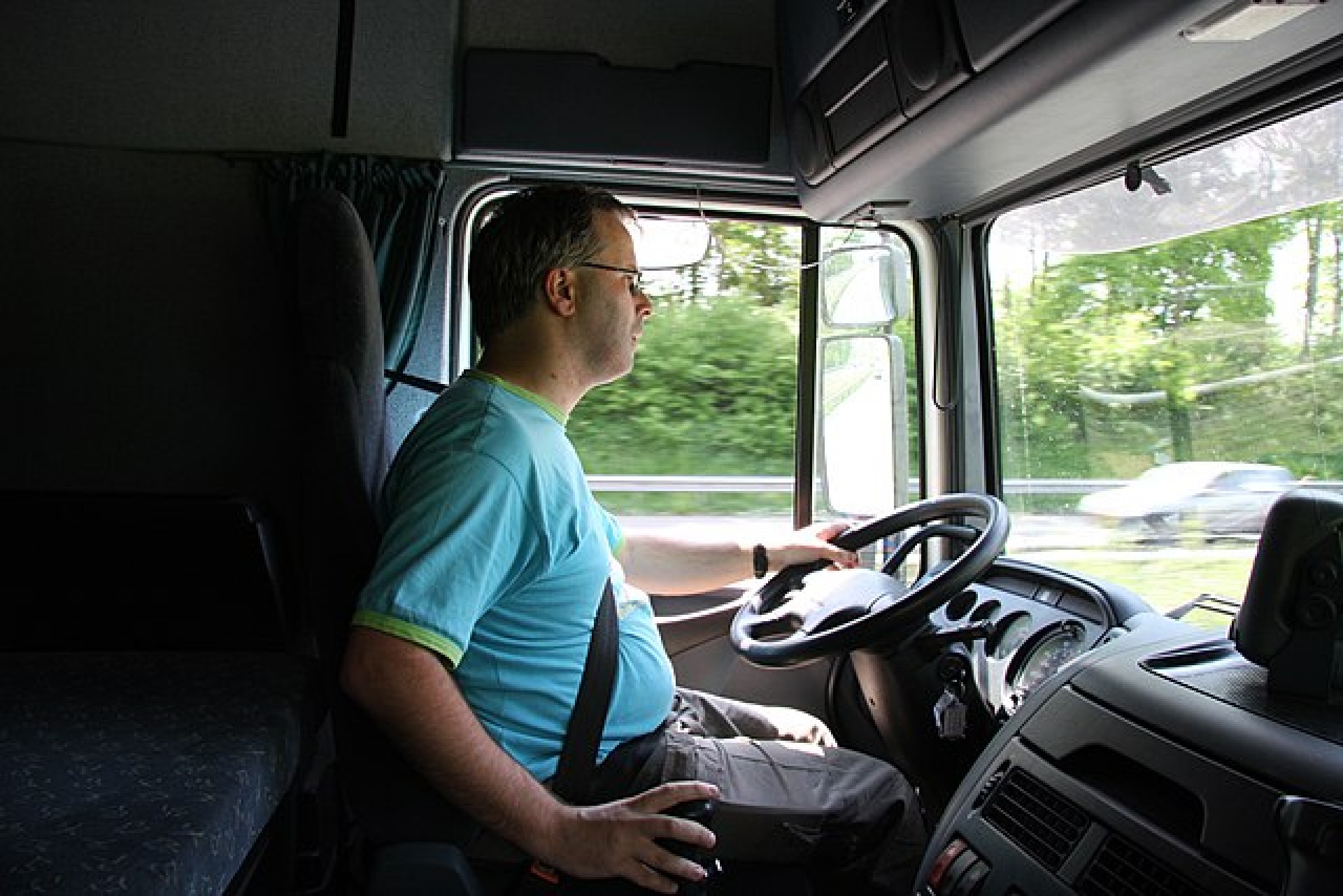 Când un șofer de camion, aflat în tranzit sau care face cabotaj, este considerat „detașat”