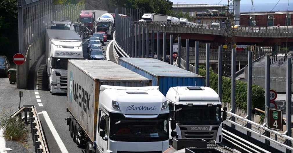 Șoferii de camion pot intra în Italia fără certificat COVID. Condițiile sunt foarte stricte