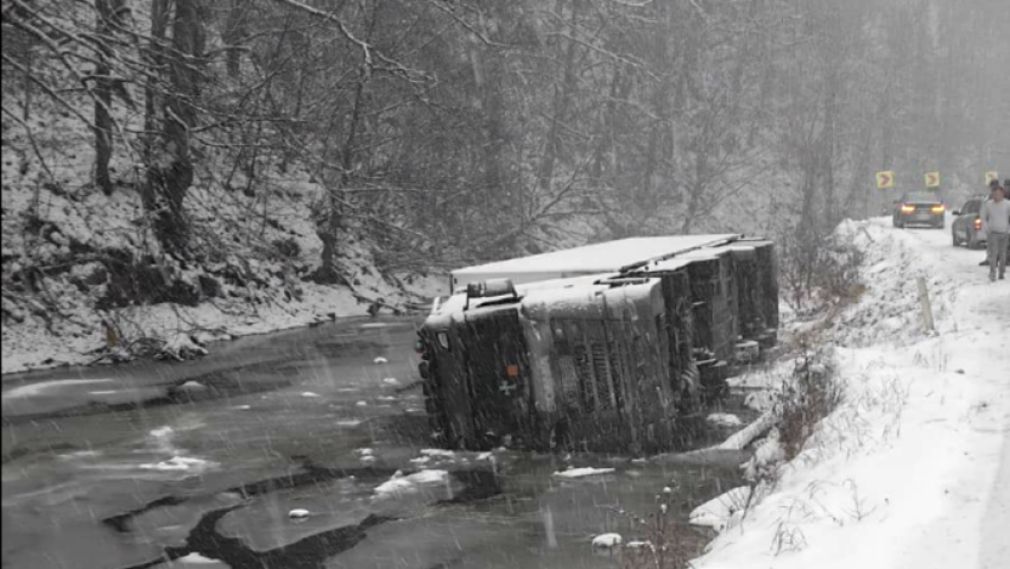 Un camion s-a răsturnat în albia unui râu în condiții ciudate