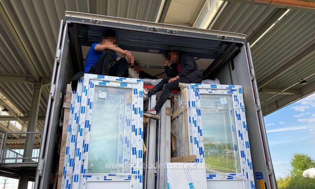 Cetăţeni din Siria, Irak si Afganistan opriţi la frontiera cu Ungaria ascunși în camion