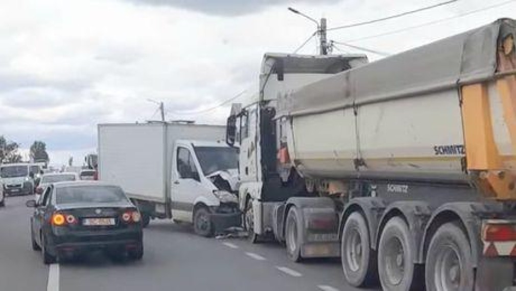 VIDEO Coliziune puternică între un camion și o autoutilitară