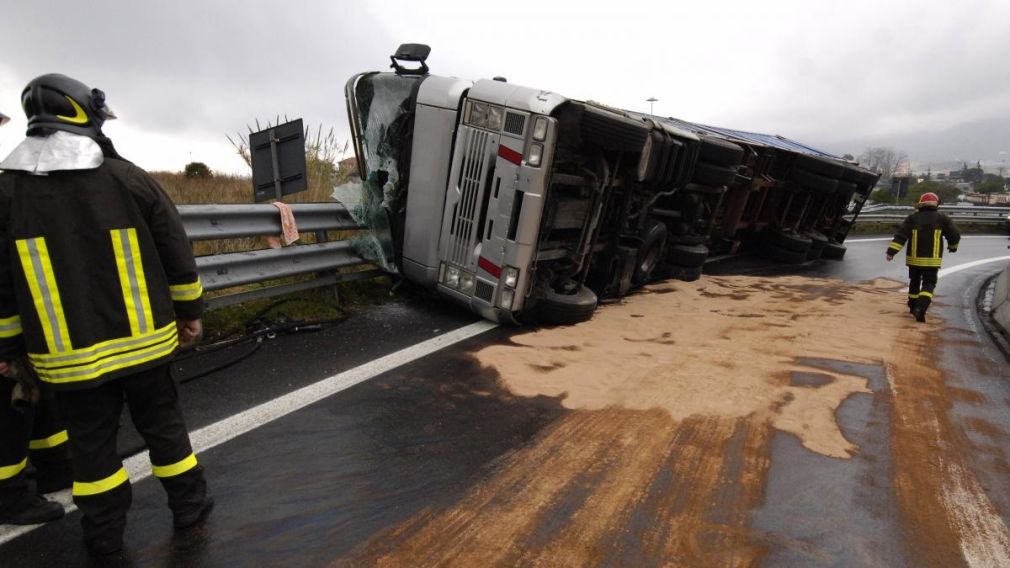 Șofer român a blocat o autostradă după ce s-a răsturnat cu camionul. „S-a înecat cu apă”