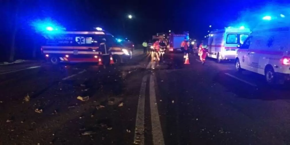 Un camion a lovit în plin un microbuz cu muncitori
