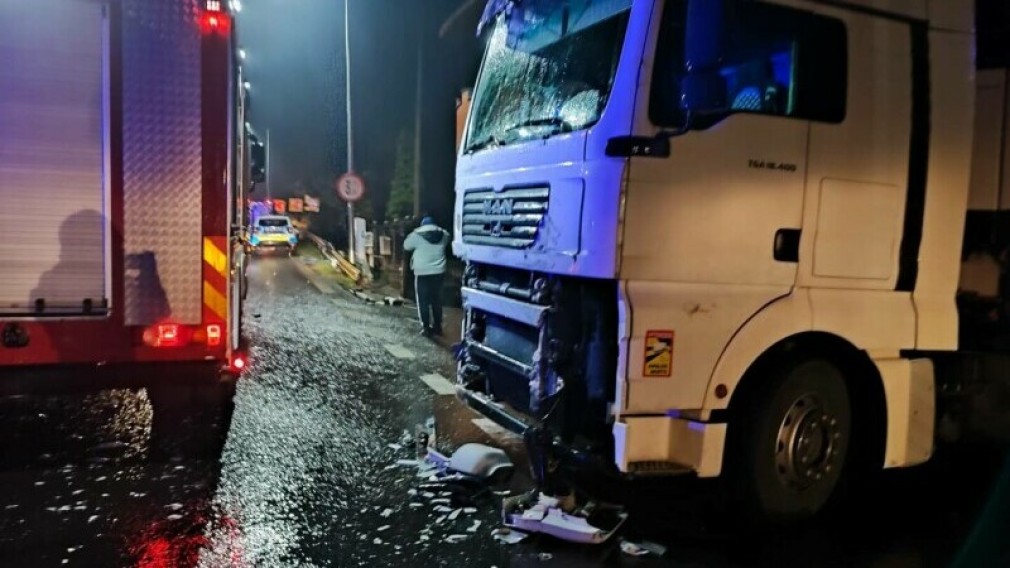 Vâlcea: Autocar cu pasageri acroşat de un camion cu semiremorcă