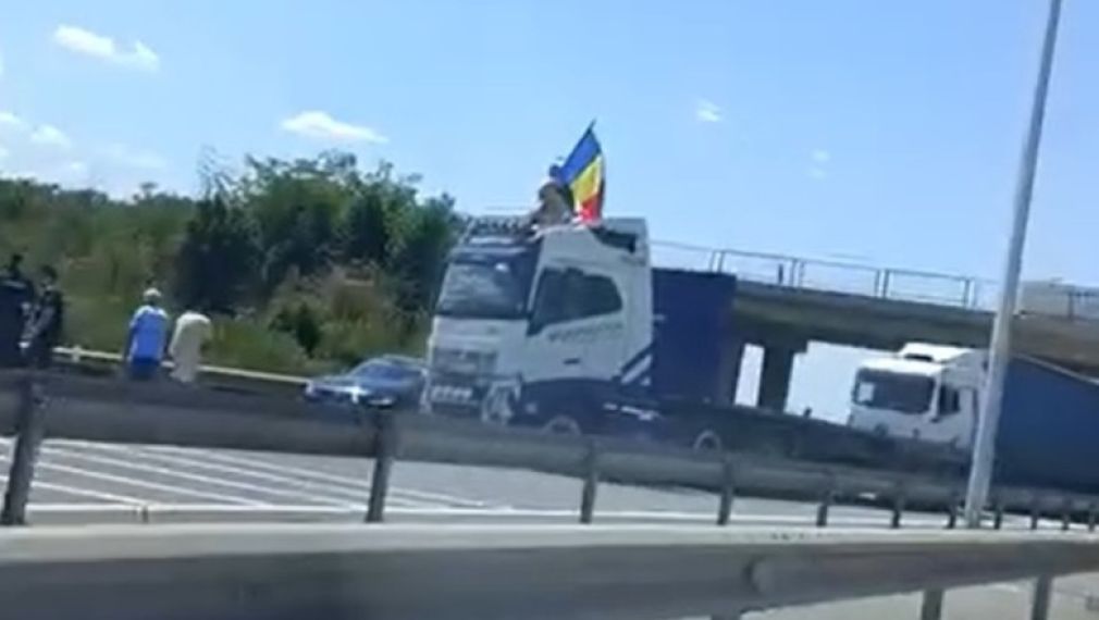 Șoferul care a blocat traficul pe A1 și s-a urcat pe cabina camionului, sub control judiciar