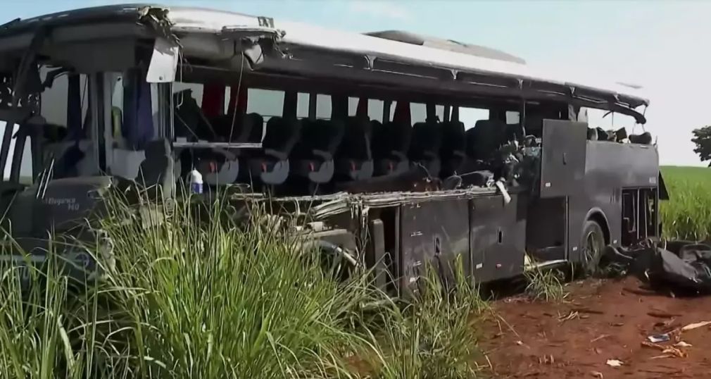 12 oameni au murti după ce un autobuz s-a ciocnit cu un camion