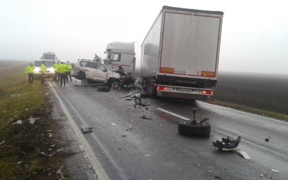 VIDEO. Doi morți și doi răniți după ce un autobuz s-a răsturnat, iar un camion și un autoturism s-au lovit frontal