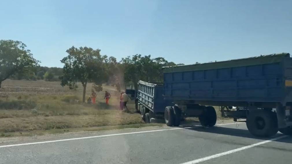 VIDEO O persoană la spital după un accident de camion