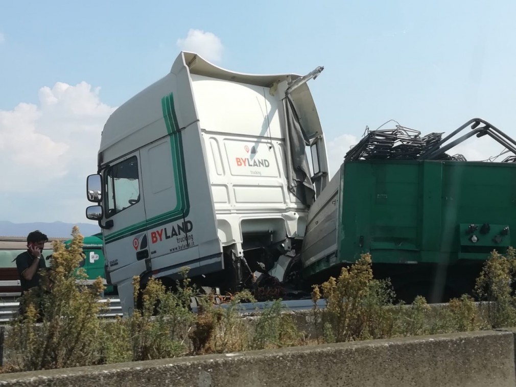 Foto. Accident pe autostradă cu un camion condus de un șofer român, două persoane rănite