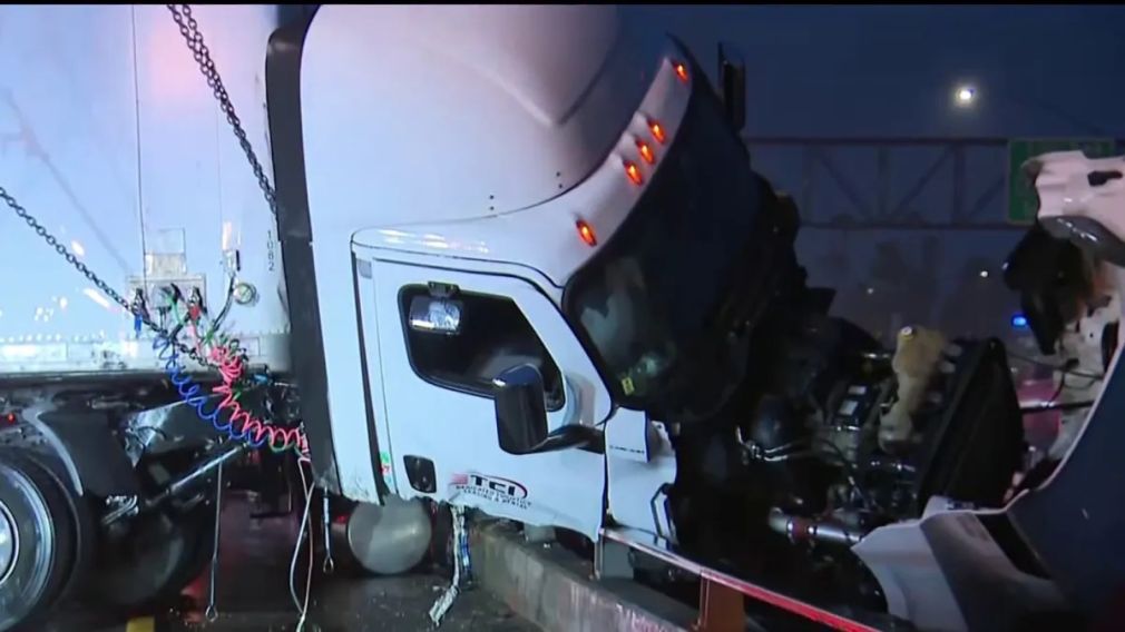 Șofer de camion blocat în cabina care atârna la 21 de metri deasupra solului