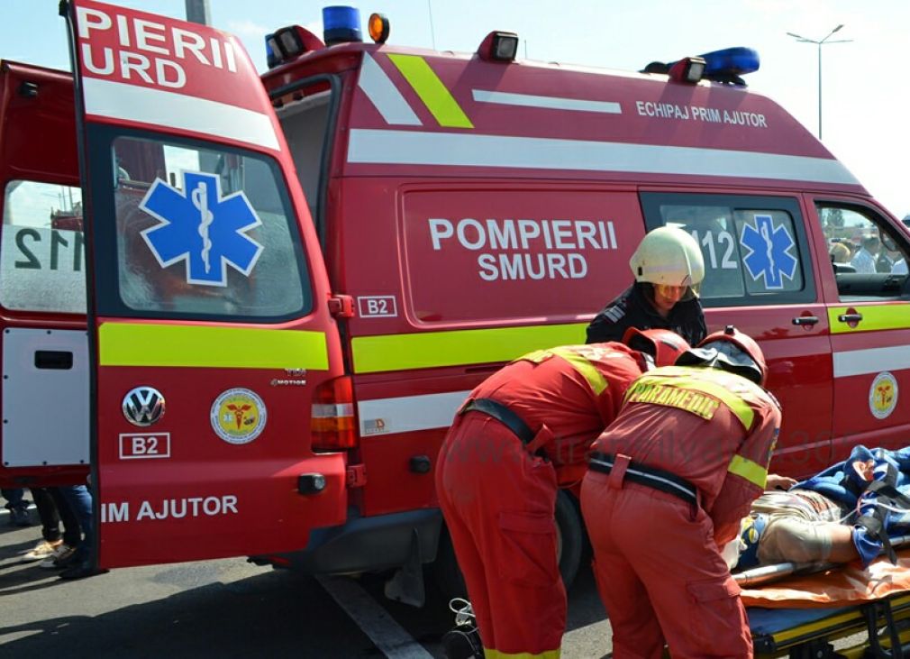Accident grav, între un camion și o mașină. Circulație blocată
