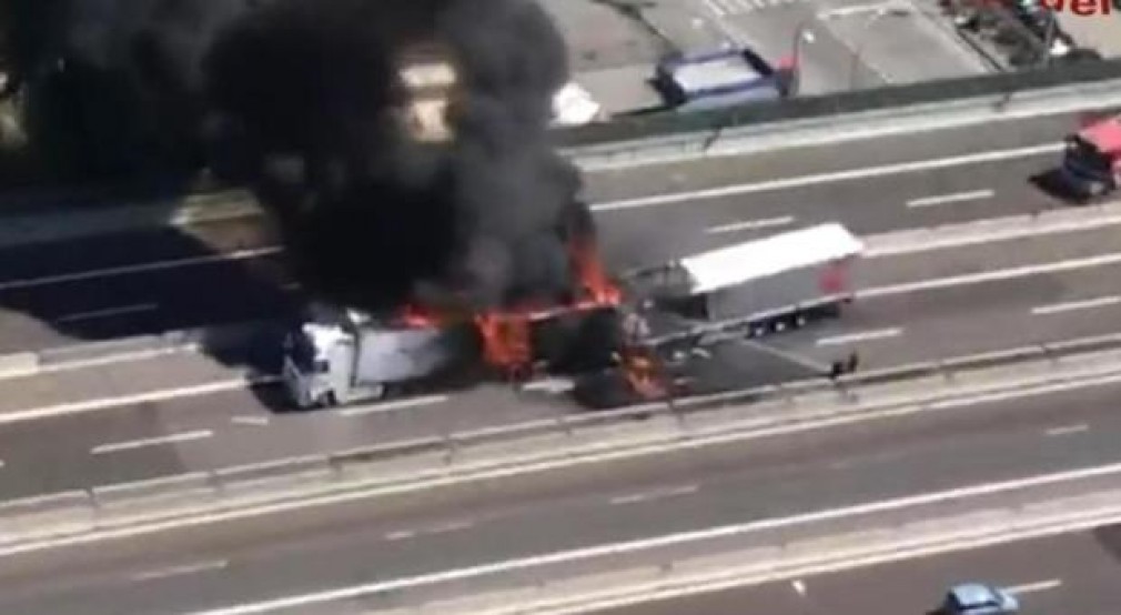 VIDEO: Două camioane au luat foc după ce s-au ciocnit pe autostradă în Italia. Un șofer român și-a pierdut viața