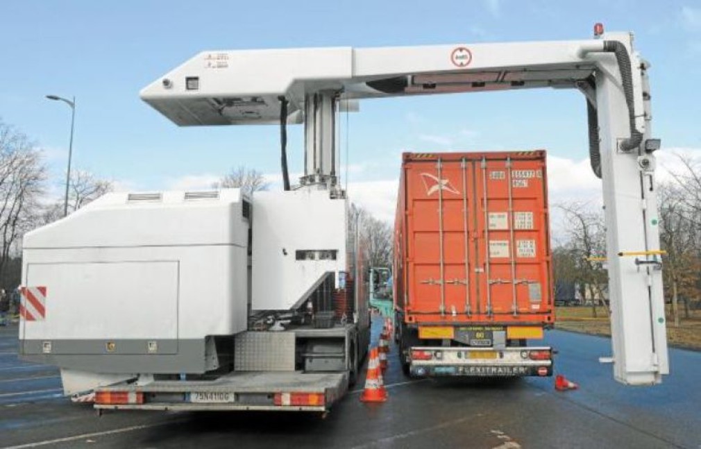 Cine este afaceristul controversat care va livrar scanere pentru camioane