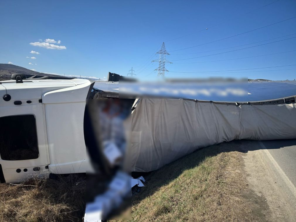 Un camion s-a răsturnat. Șoferul, evacuat de SMURD