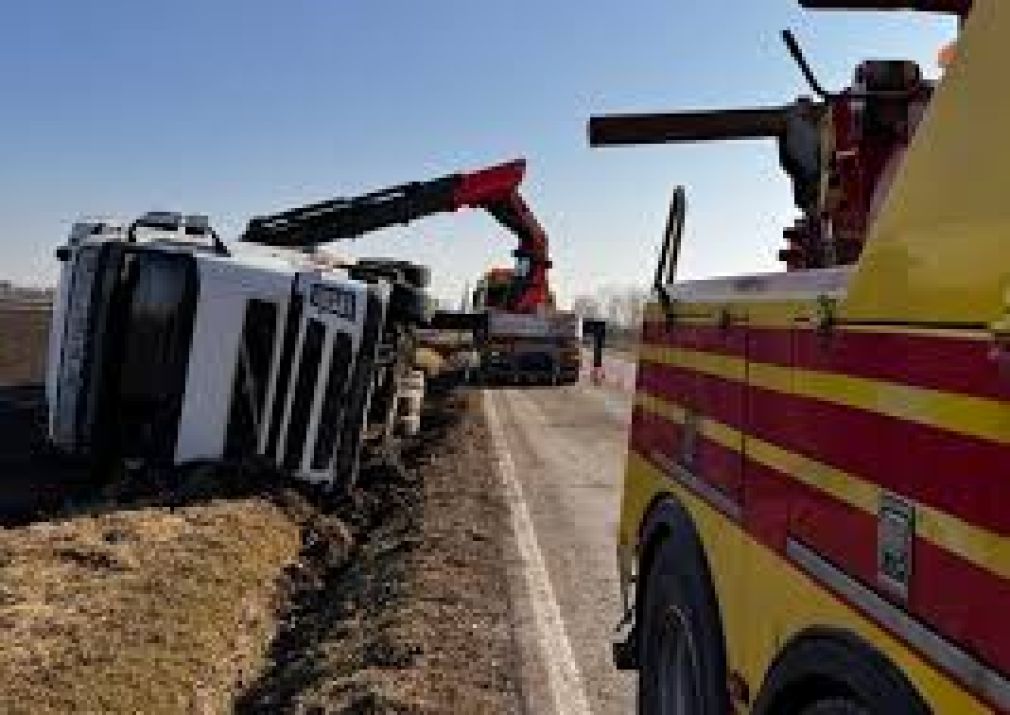 Un camion s-a răsturnat. Este pus pe roți de un mastodont