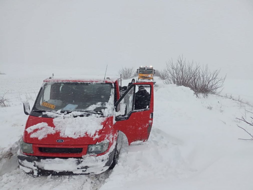 VIDEO. 130 de mașini și 30 de camioane blocate de zăpadă în Constanța