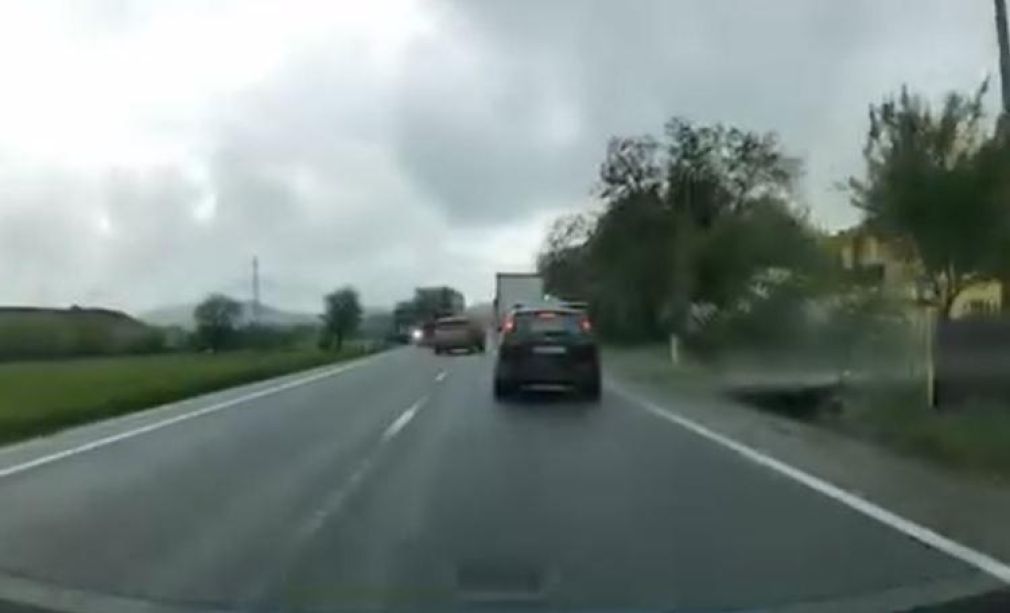 VIDEO A depășit un camion deși de pe sensul opus venea un alt camion