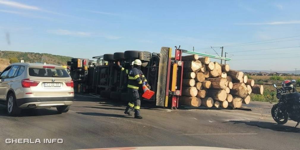 Camion, răsturnat în apropiere de Cluj