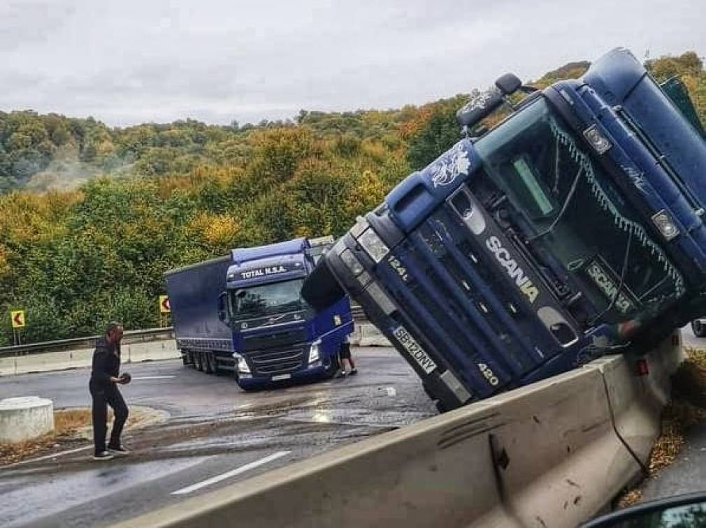 Un camion s-a răsturnat în curbă