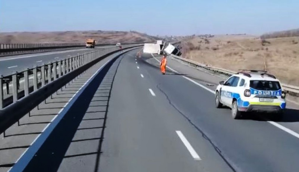 VIDEO. Camion răsturnat pe A3. Trafic restricționat între Turda și Gilău