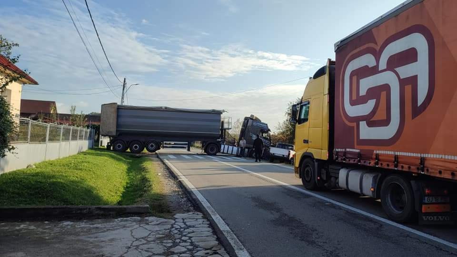 Gorj. Un camion cu semiremorcă a blocat complet circulația