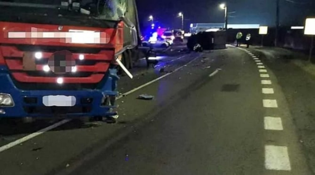 Argeș. Șofer mort în impactul violent dintre un camion și o autoutilitară