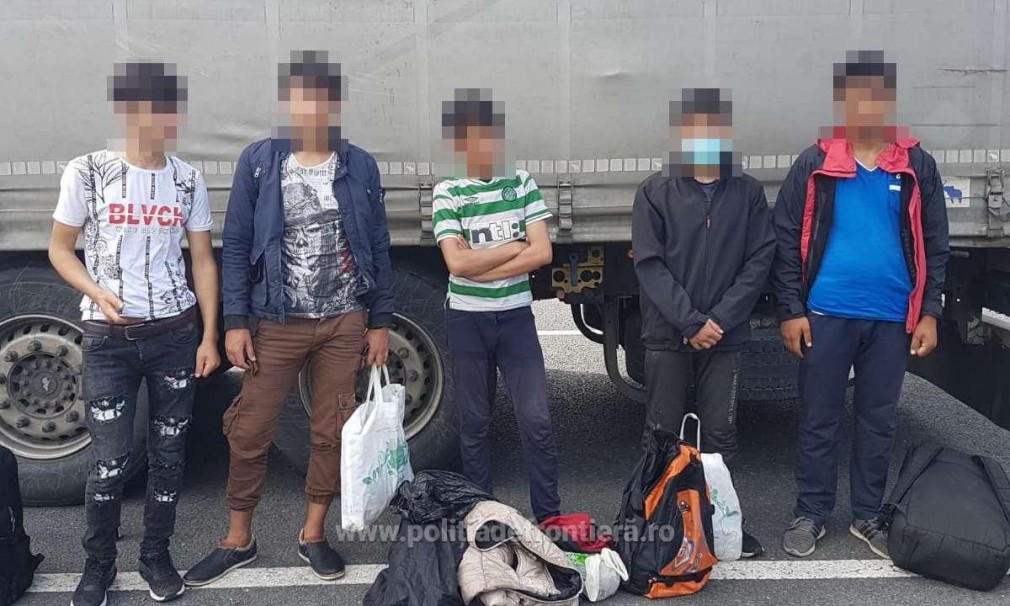 VIDEO Zece migranți ascunși în camioane, depistați la frontiera cu Ungaria
