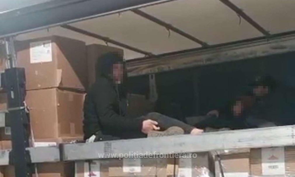 VIDEO Migranţi ascunşi în două camioane, încărcate cu mobilă şi paleți, la frontieră