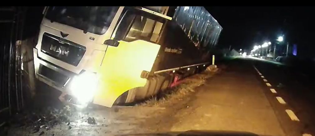 Un camion a ajuns în șanț. Șoferul a adormit la volan