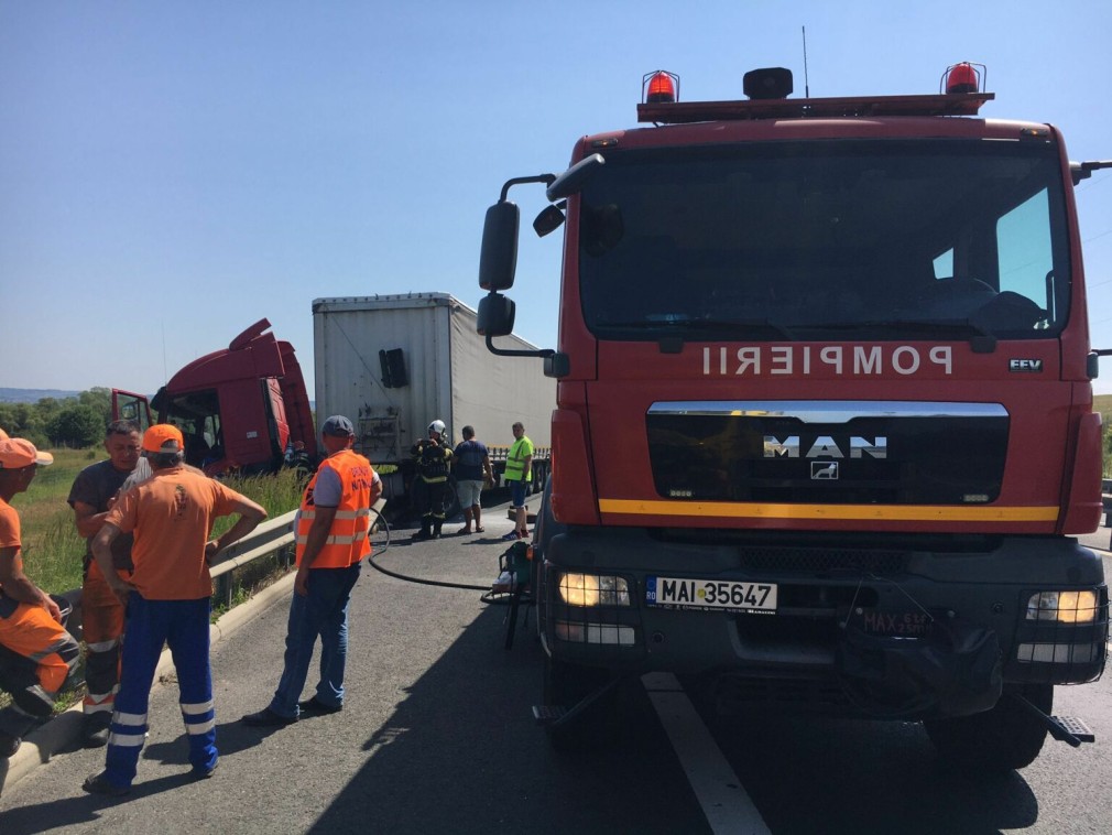 Camion în flăcări pe autostradă la Sibiu după ce a lovit un parapet