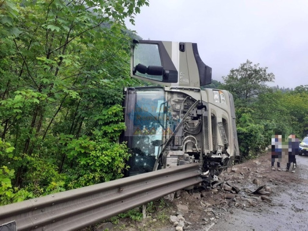 Neamț. Camion răsturnat, după ce șoferul a pierdut controlul volanului