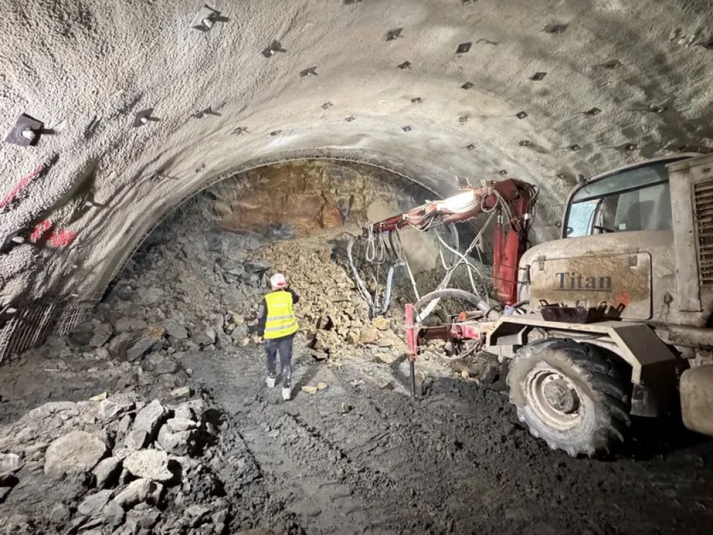 VIDEO Tunelul Urșilor de pe Autostrada Deva - Lugoj a ajuns la 50%