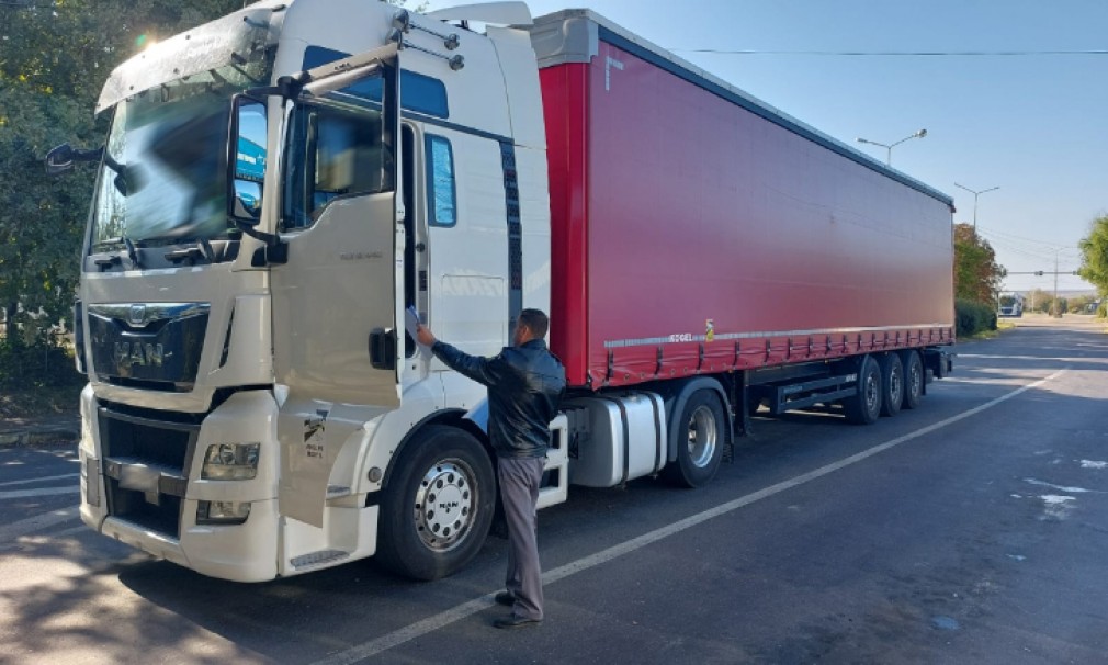 Șofer de camion, prins cu certificat verde COVID fals la frontieră