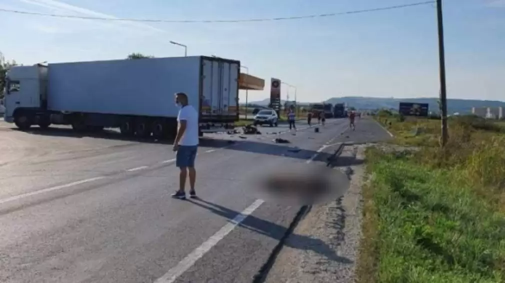 Motociclist, lovit în plin de camion. Nu avut nicio șansă