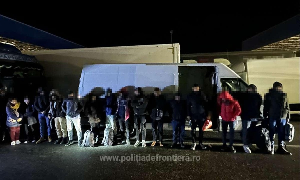 3 vehicule cu pline cu migranți, oprite la graniță