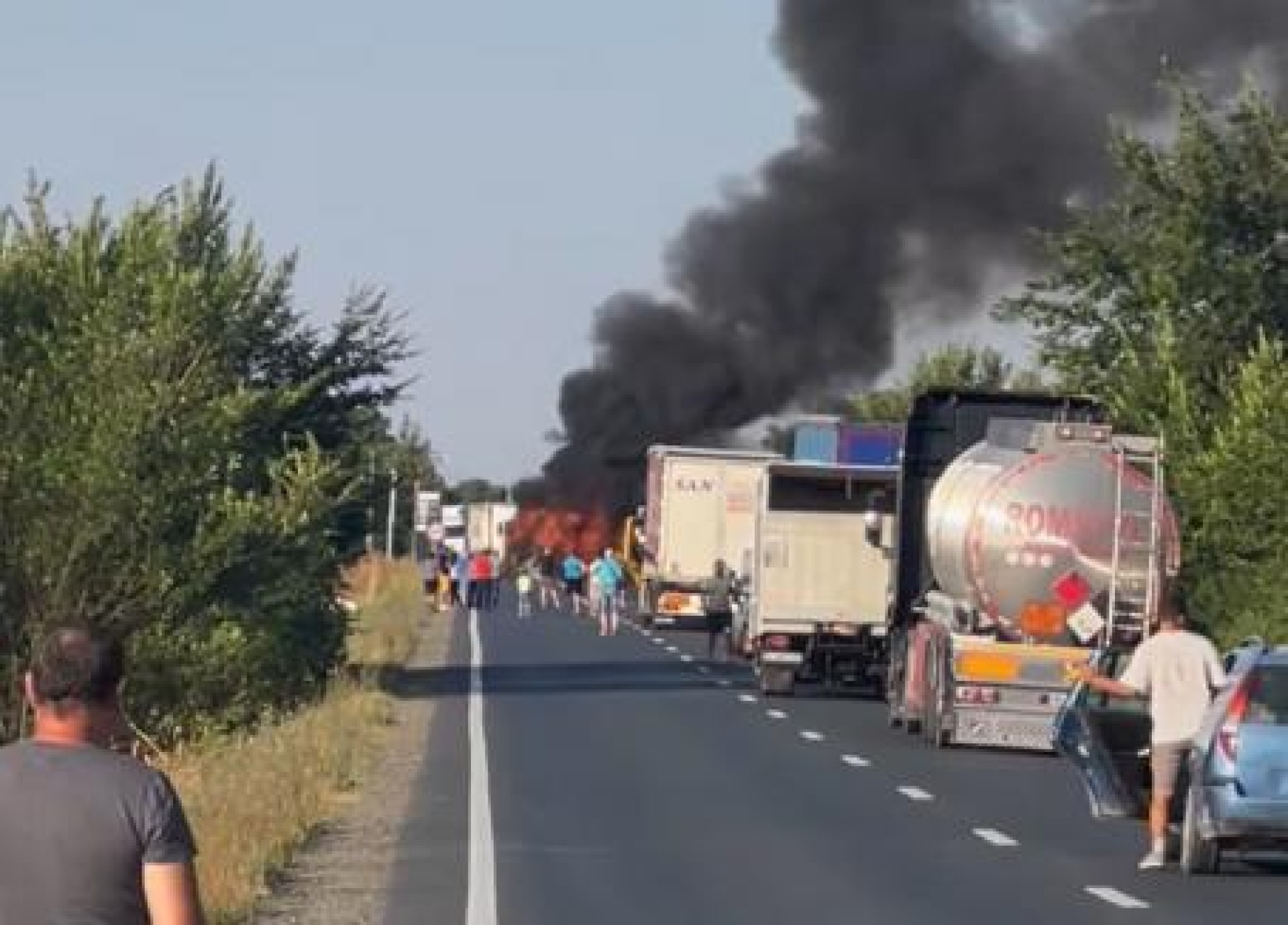 VIDEO. Un camion cu semiremorcă a luat foc în Bihor