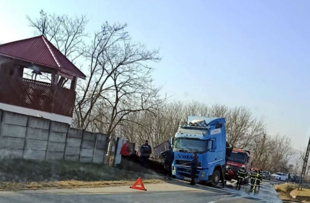 Încărcătura unui camion a căzut din remorcă. Știm cauza