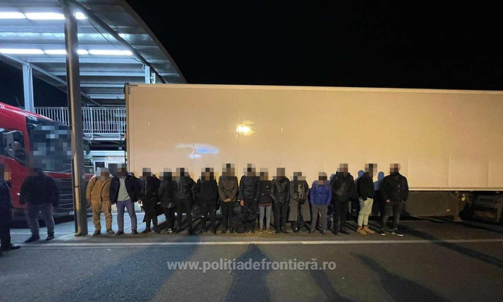 Ascunşi într-un spaţiu special amenajat sub camion, 15 migranţi au fost depistaţi la Nădlac