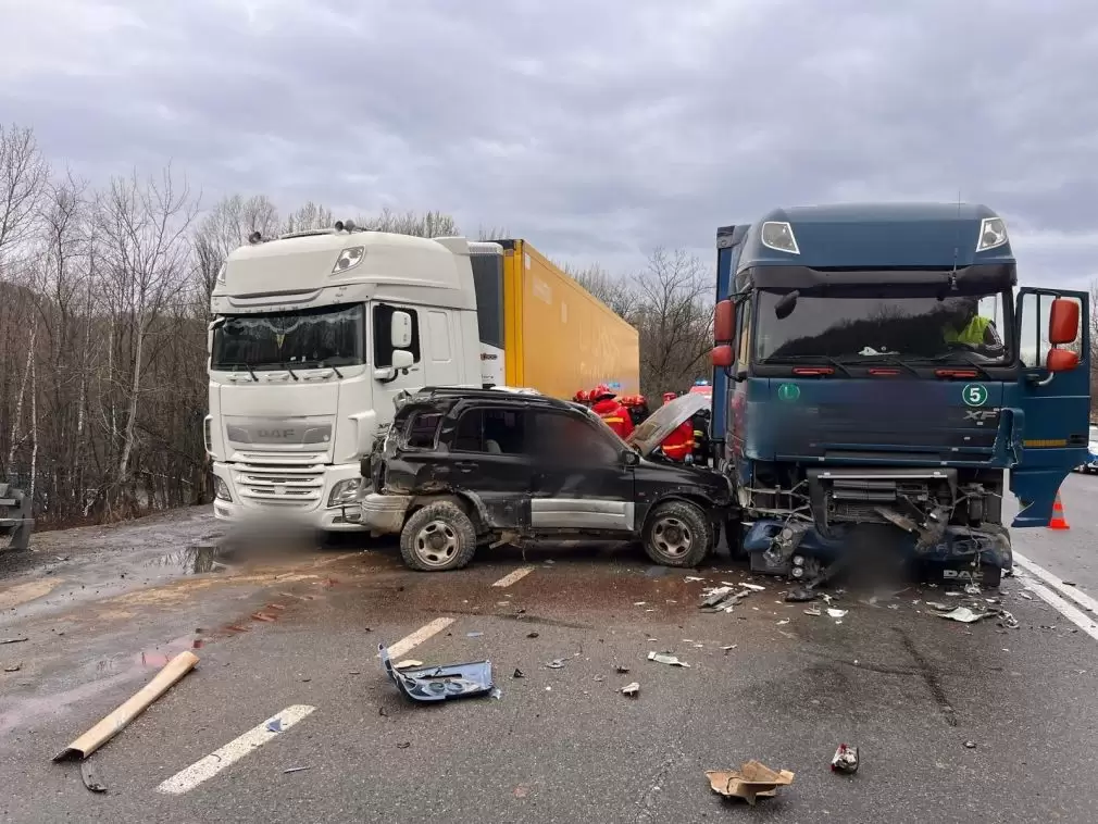 Un șofer a murit după ce a lovit două camioane