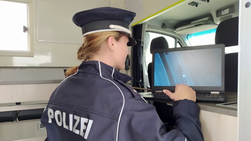 VIDEO Poliția germană citește tahografele camioanelor de la distanță. Vezi cum procedează