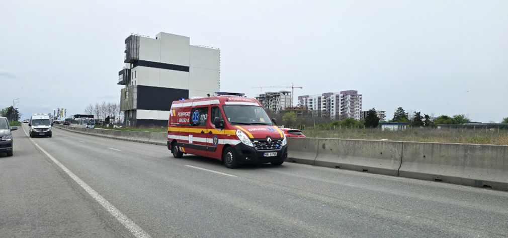 Un camion s-a răsturnat și au fost chemați pompierii
