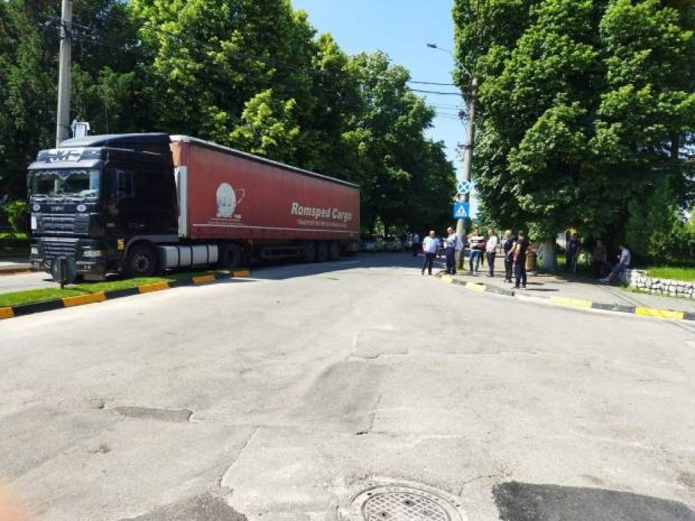 A murit femeia lovită pe trecerea de pietoni, de camion, la Câmpulung